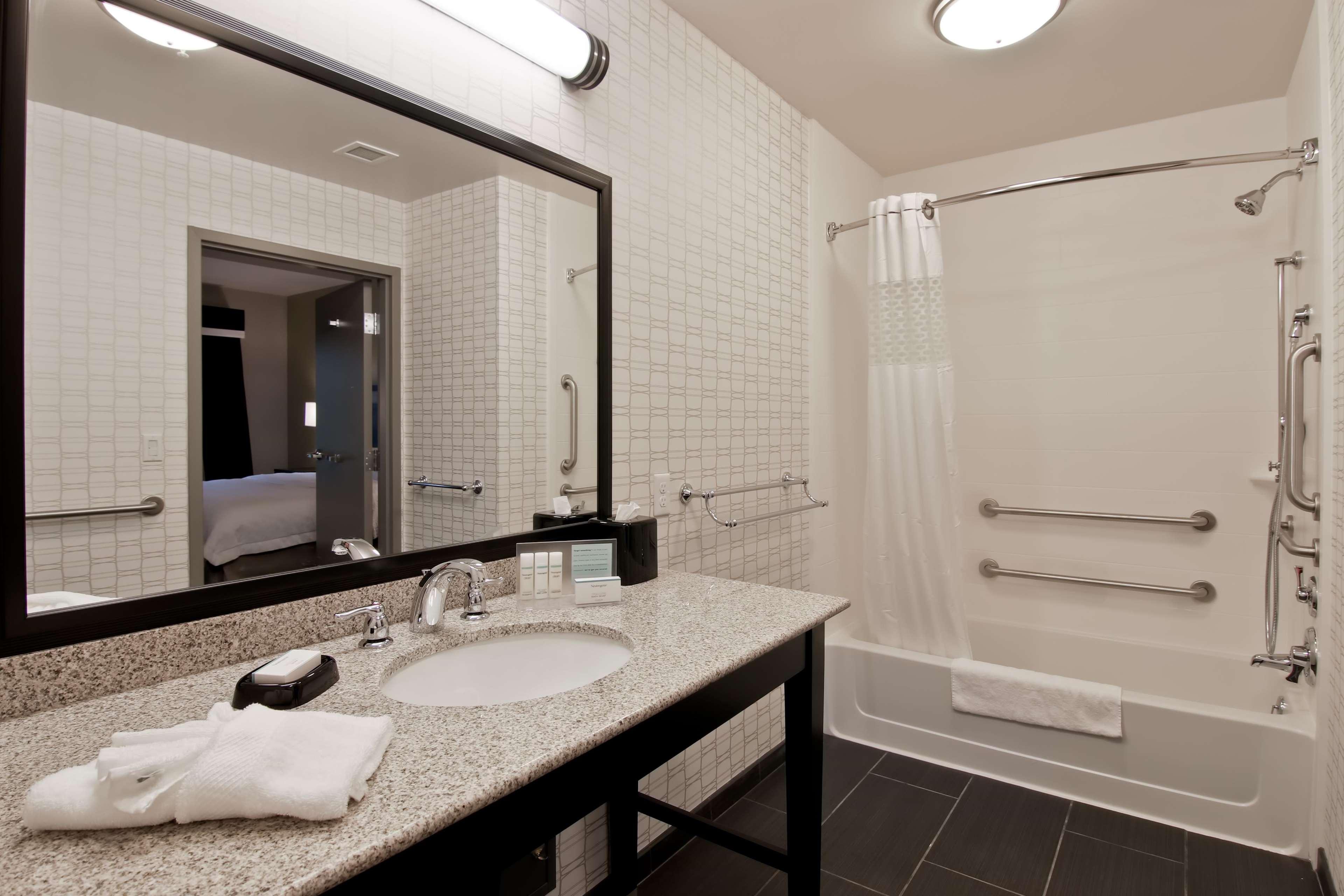 Hampton Inn & Suites Bellevue Downtown/Seattle Bagian luar foto