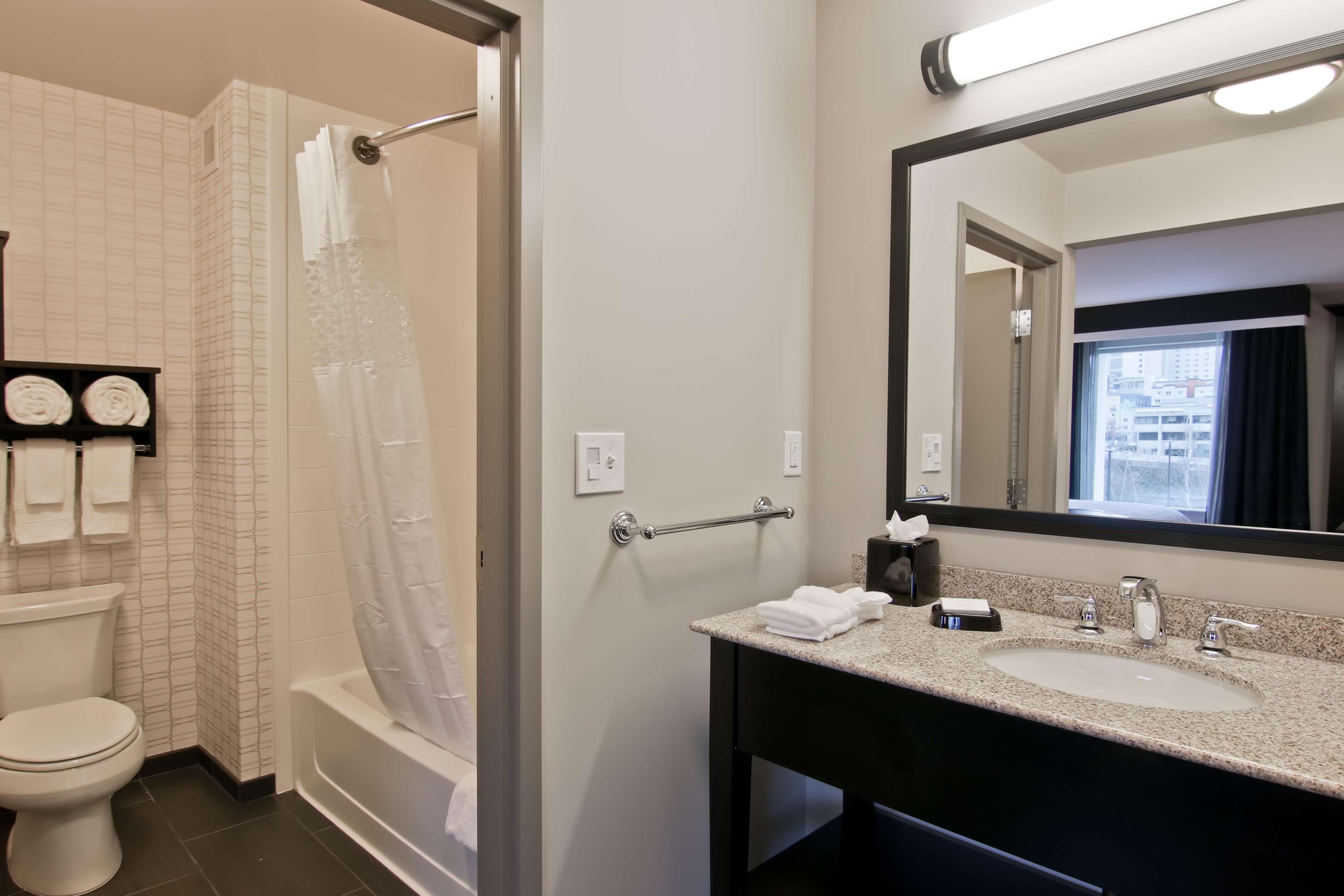 Hampton Inn & Suites Bellevue Downtown/Seattle Bagian luar foto